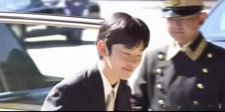 悠仁亲王终于18岁了。
日本王室为他举办了成人礼。
小伙子越来越精神了，不像小时