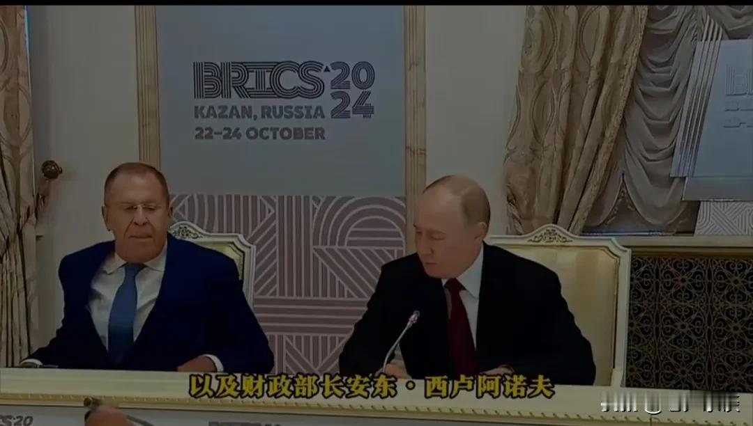 从俄罗斯总统普京与俄外长拉夫罗夫多场合坐的位置看，拉夫罗夫肯定是俄罗斯顶层第二把
