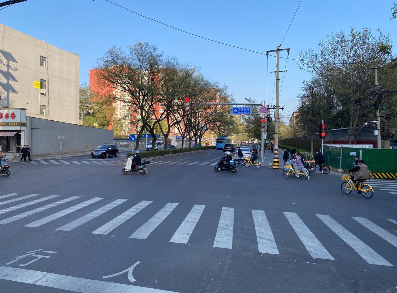 万源北路东段去年终于拓宽了
西段路北侧正在施工不知为啥 ​​​