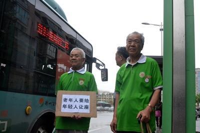 在公交车上该不该给老人让座，这事儿还真有点复杂。
从道德层面讲，尊老爱幼是传统美