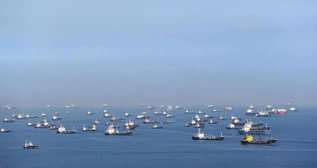 美军又出新招了，伊朗货轮插翅难逃！12艘美舰堵在霍口上感觉还是不给力。4月18日