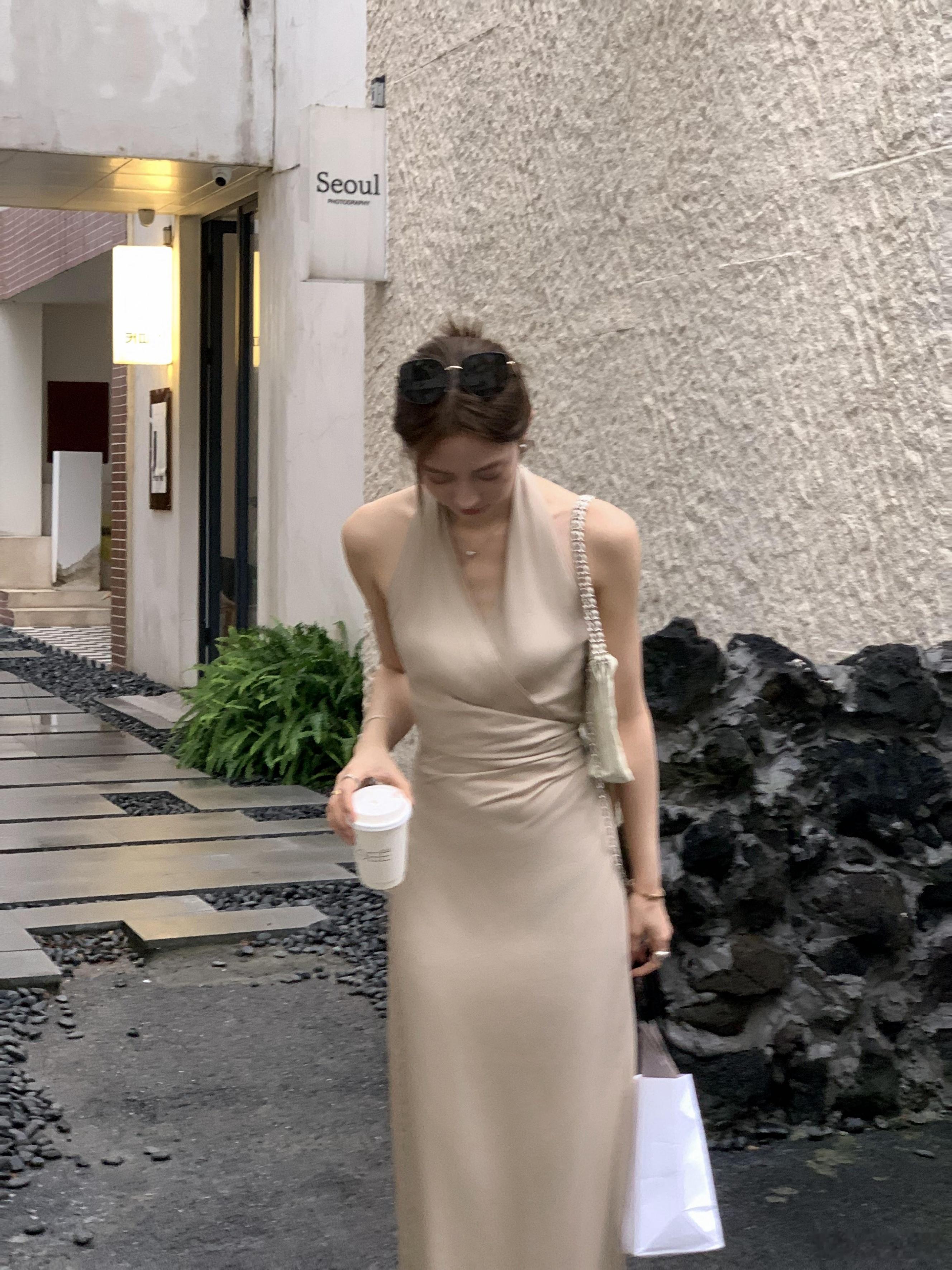 谁穿谁是纸片人！相较于之前出的连衣裙，这条是完全不一样的感觉，一体式的挂脖剪裁不