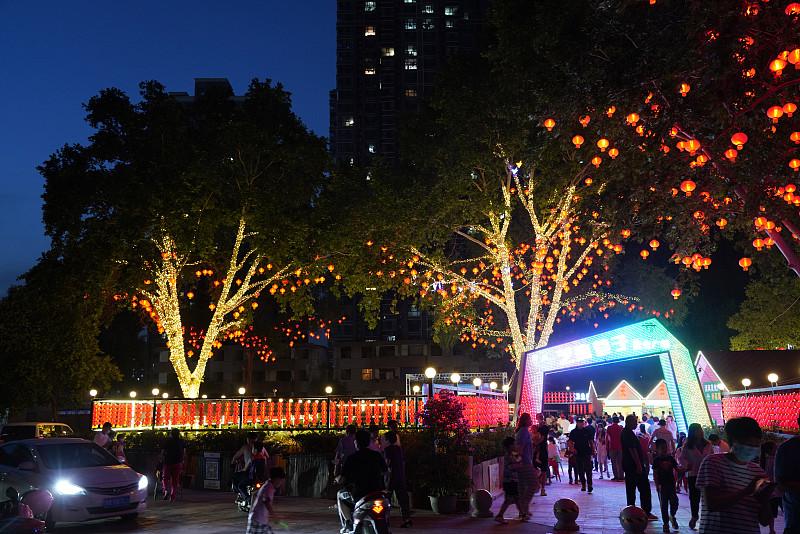 明天就是中秋节了，窗外的挂满红灯笼小区广场上，孩子们热情满满的喧闹声依然清晰。中
