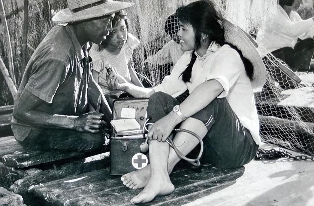 1965年，毛主席正听着卫生部部长汇报工作，刚听到一半，突然大发雷霆：“卫生部不
