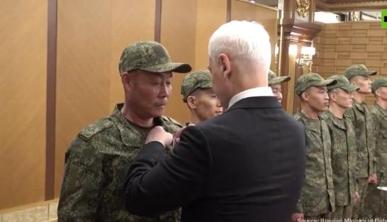 俄国防部长为朝鲜士兵授勋

俄罗斯国防部长安德烈·别洛索夫在访问平壤期间，向协助