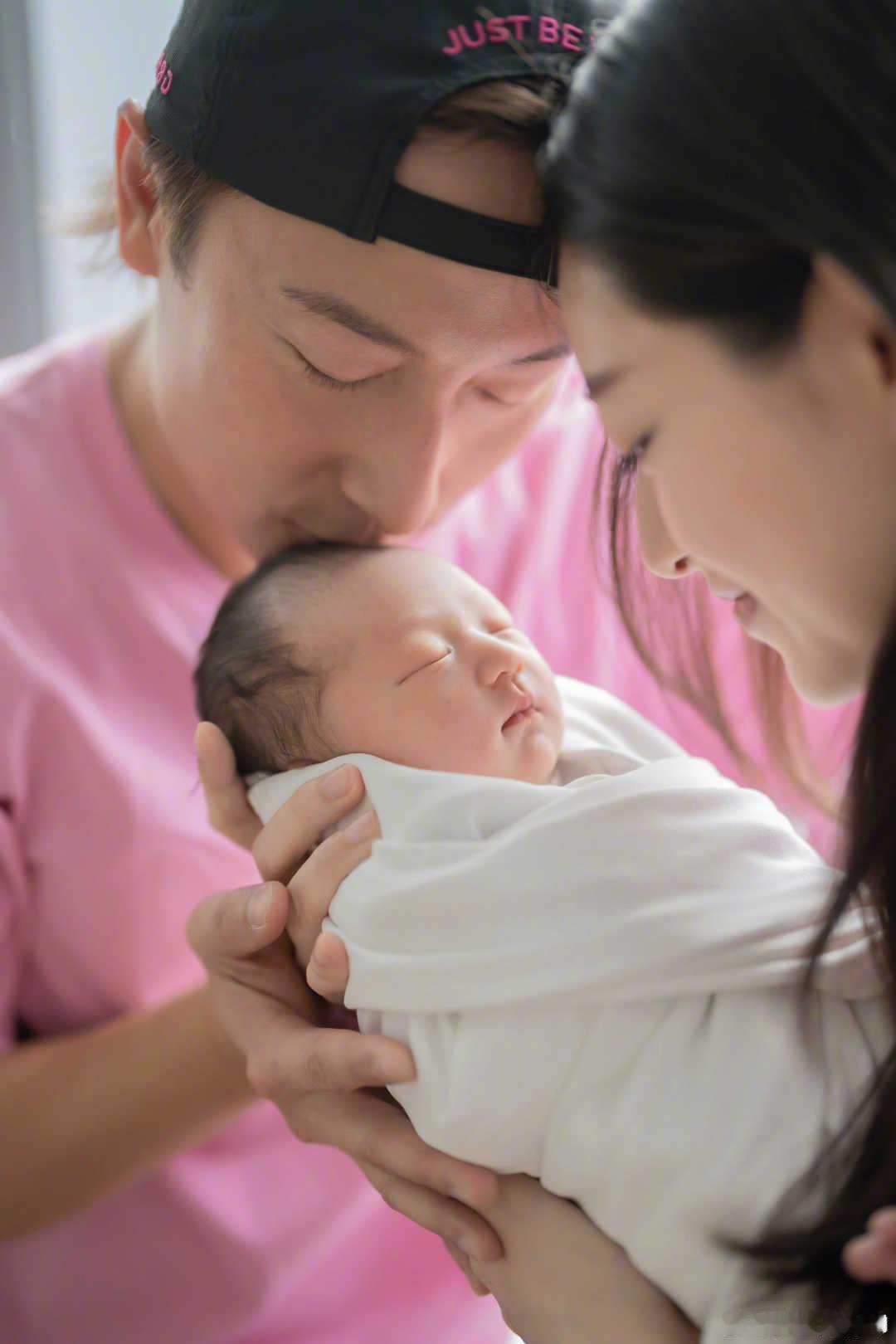 方力申亲吻女儿合照方力申亲吻女儿额头见证方力申的人生新阶段啦，他抱着刚出生的女儿
