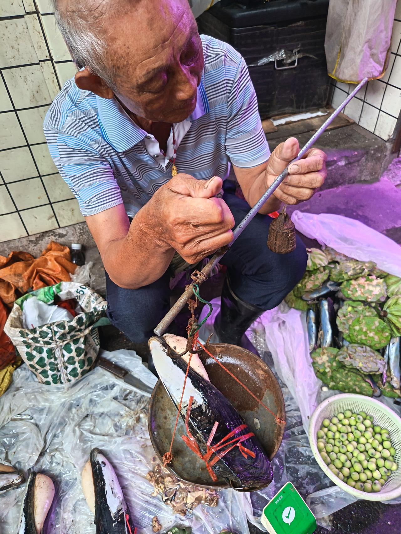 这几天上火了，嘴巴烂了，喉咙也很痛。

昨天，去菜场买了一些肉，炖了一个“雪梨肉