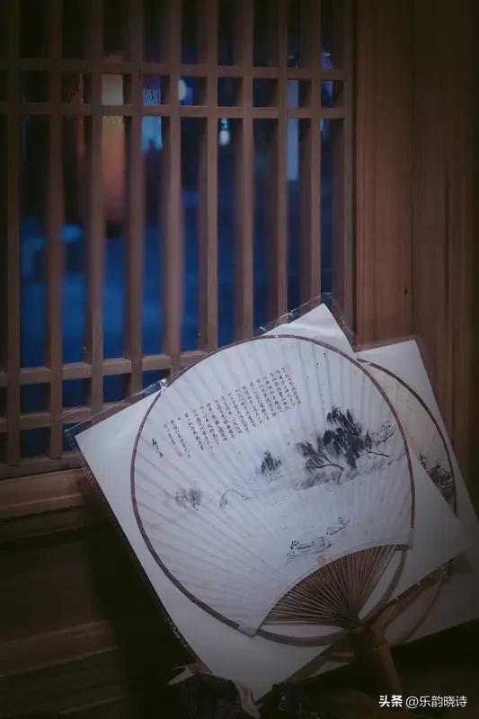 栖身客舍晚风凉。看到“游走天涯明月远，请君来续下联”，这上联意境开阔，有种浪迹天