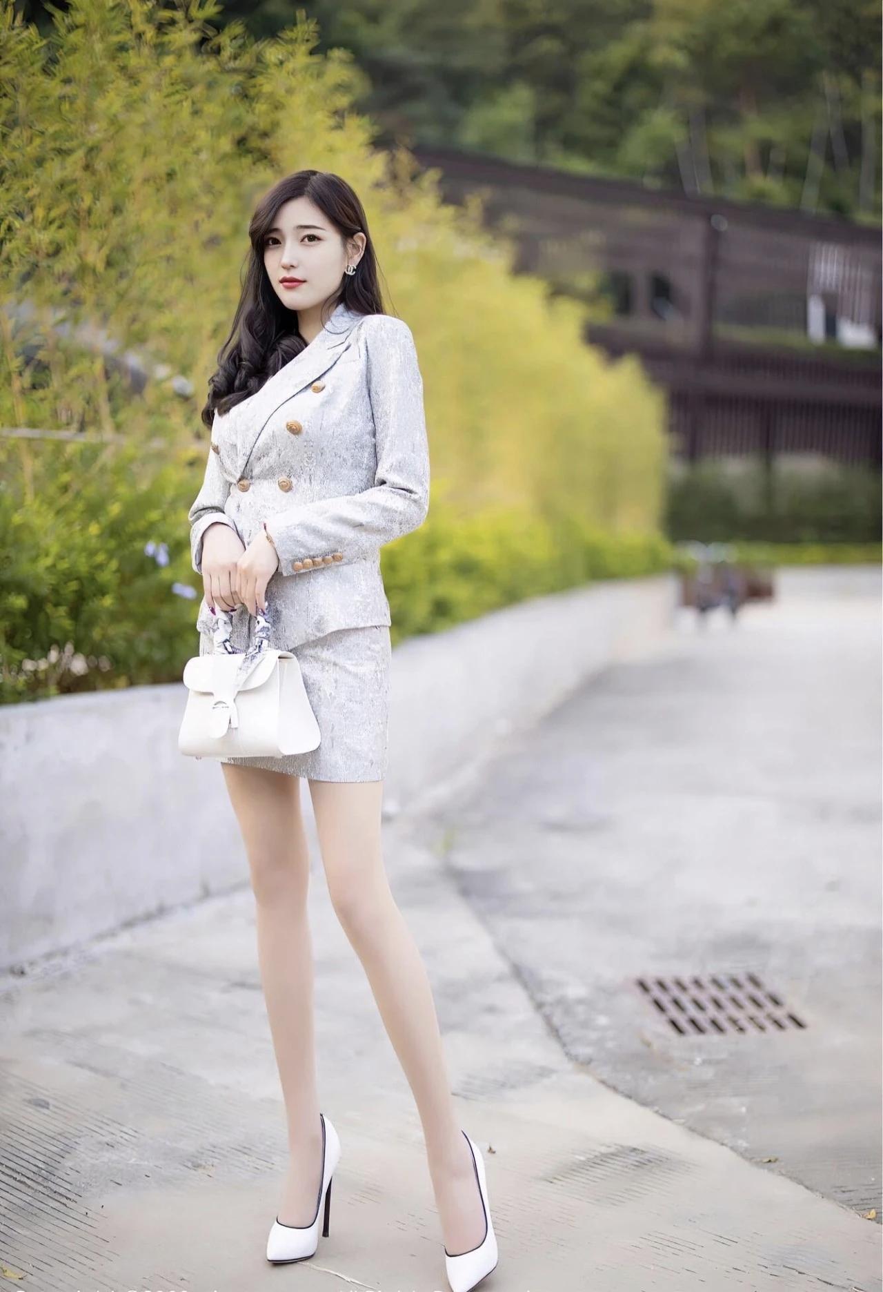 浅灰西装+12cm白高跟，精致优雅，不是一般人可以驾驭的