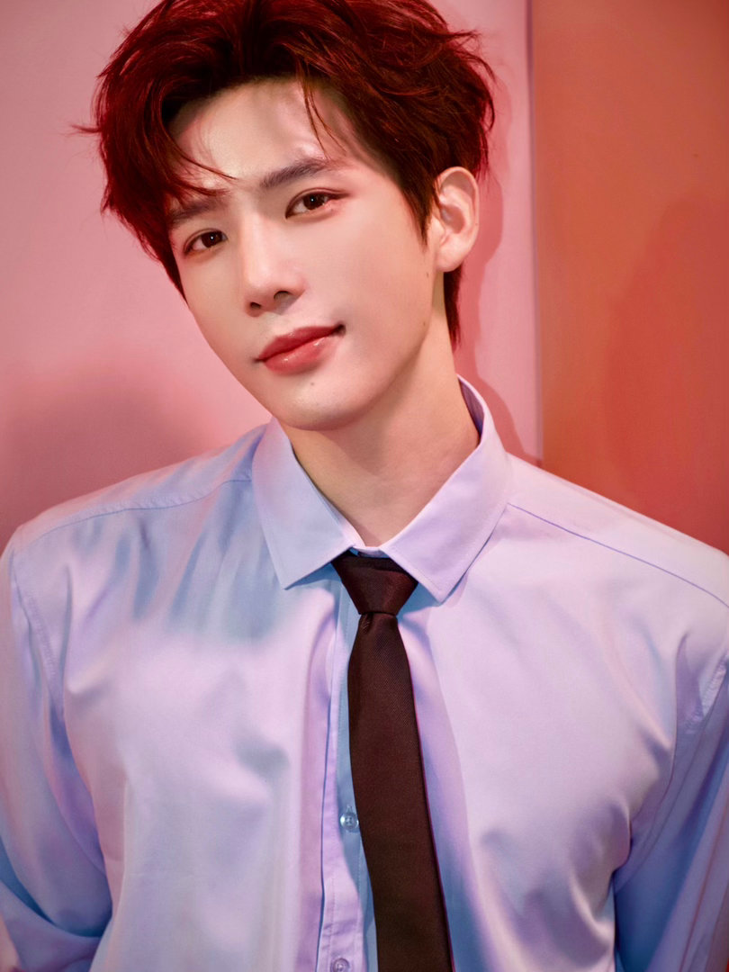 王安宇皮衣黑色背心造型王安宇把短片拍出电影感 看王安宇穿皮衣配黑背心，就知道什么