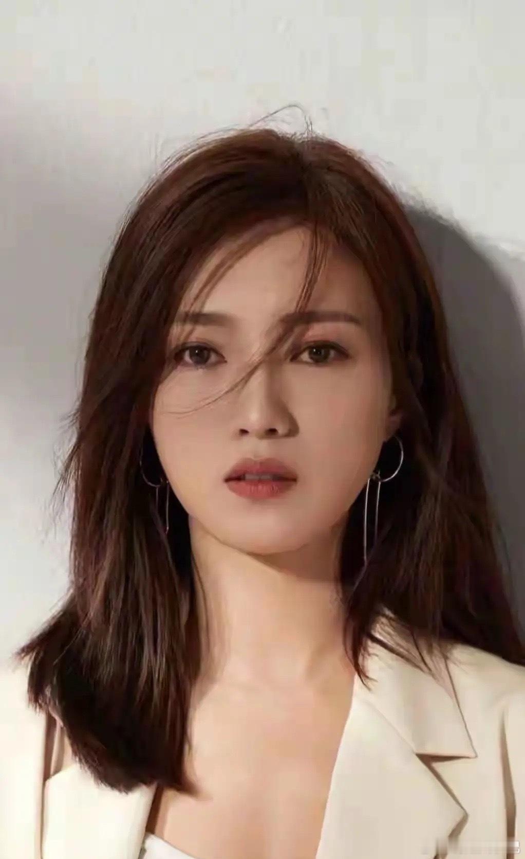 2026年，网友再次翻出老牌演员傅晶的圈内处境！赵宝刚一针见血道出她不火的真相：