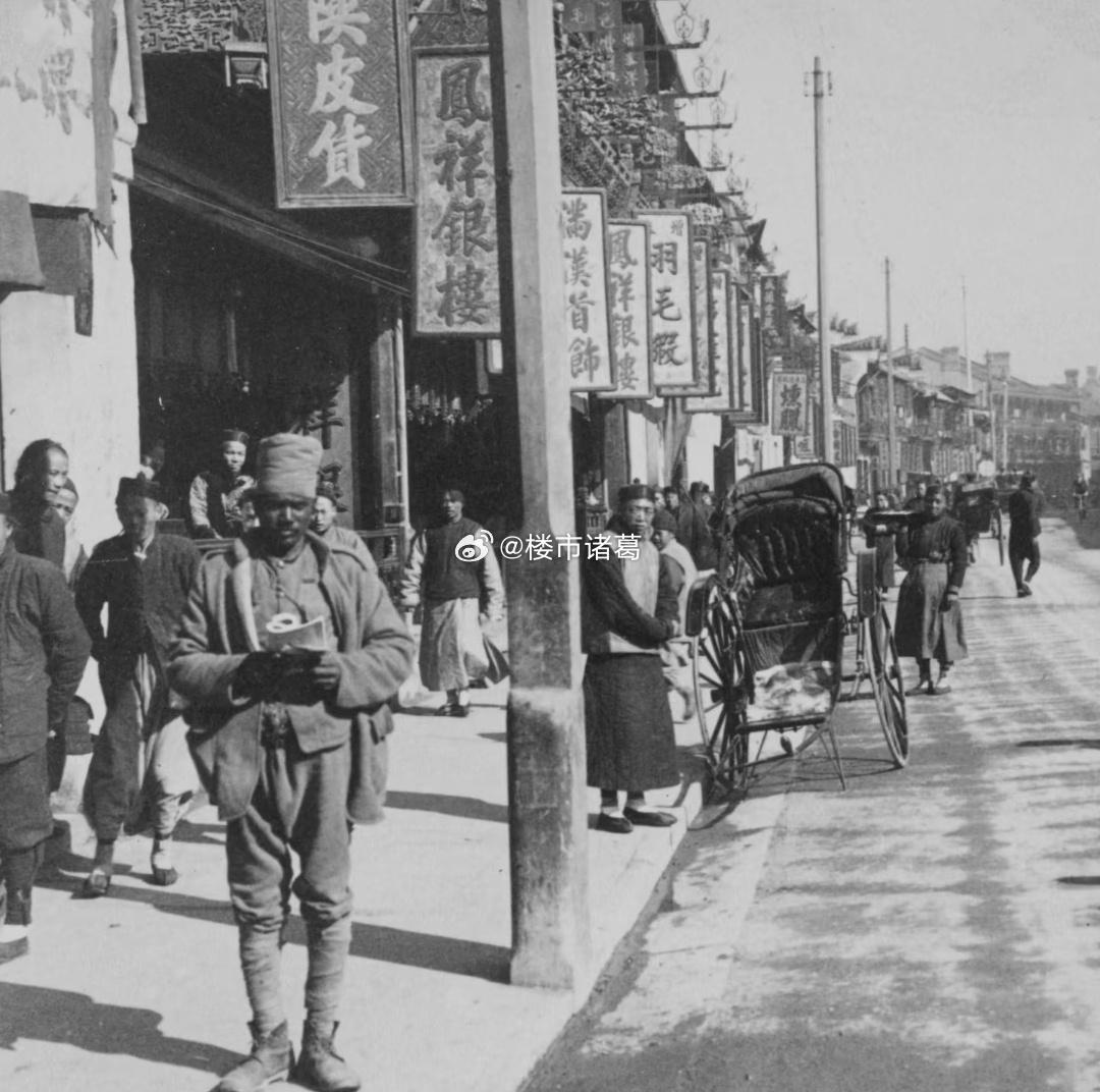 图一：1901年，香港皇后大道的街景图二：1901年，上海最繁华的南京路这两张图