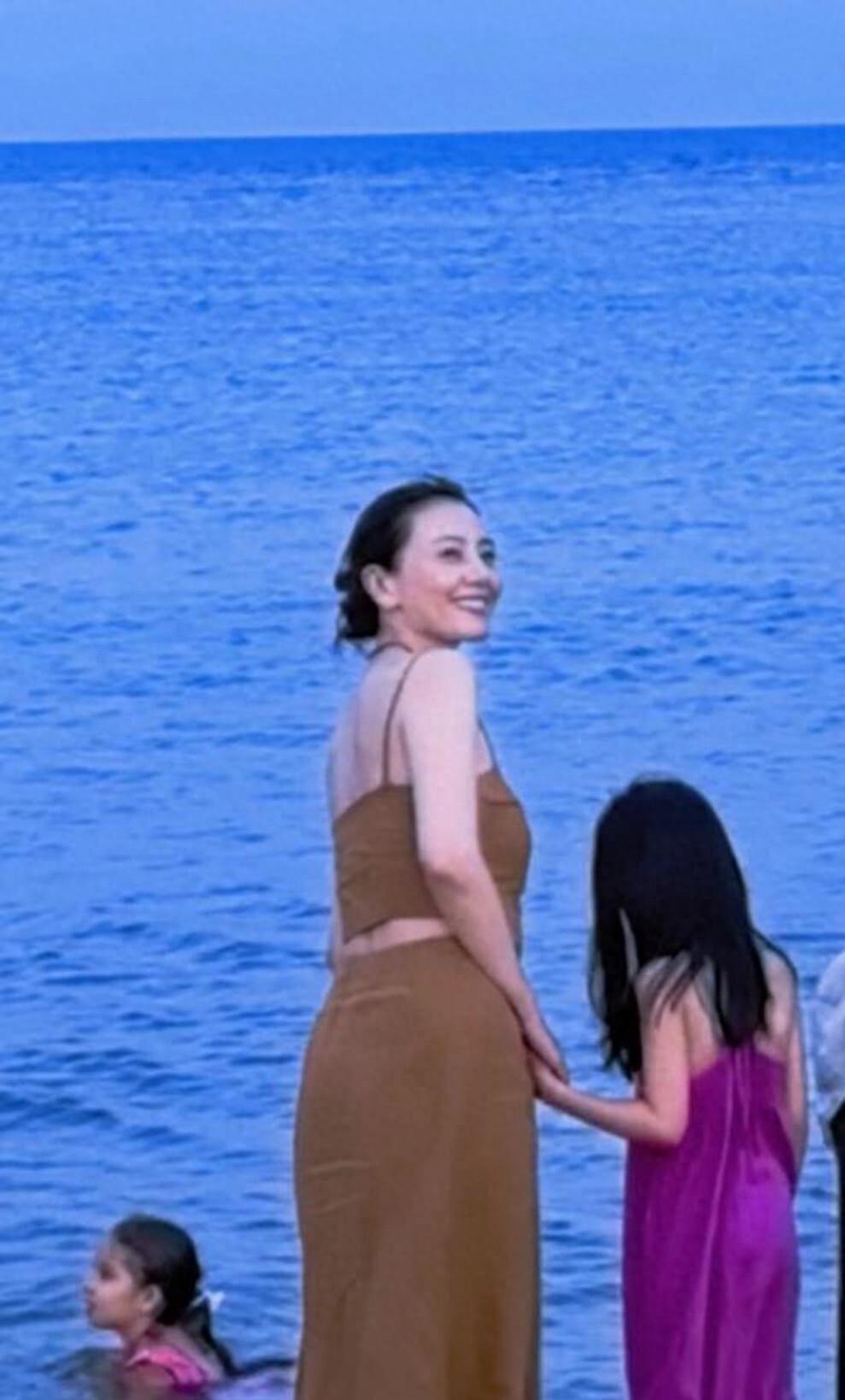 高圆圆和女儿巴塞罗那度假，人群中美成焦点，Rhea瘦高个仪态真好