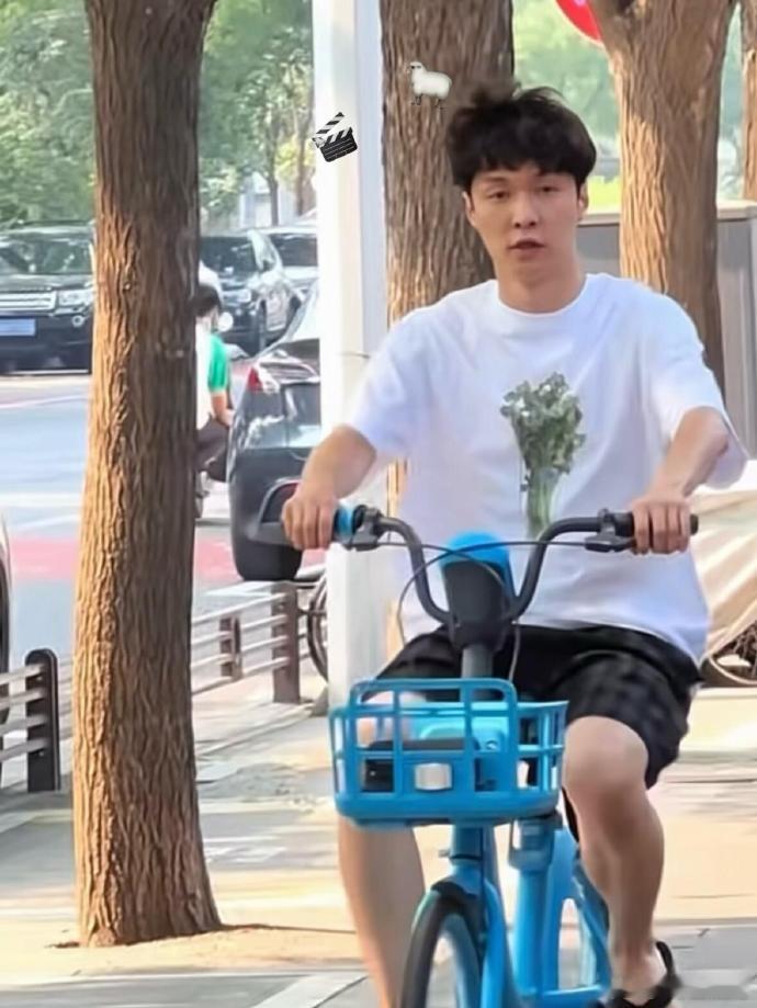 张艺兴骑共享单车演打工人  张艺兴没睡醒就骑车 一大早困到放空，骑着共享单车赶路