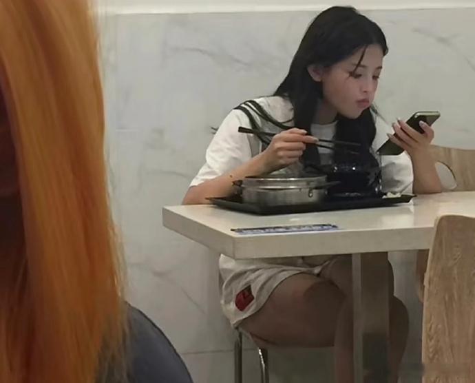 杨超越早期惊艳众人，高挑身姿比例绝佳，五官立体脸超小。这般出众颜值，真乃老天爷赏