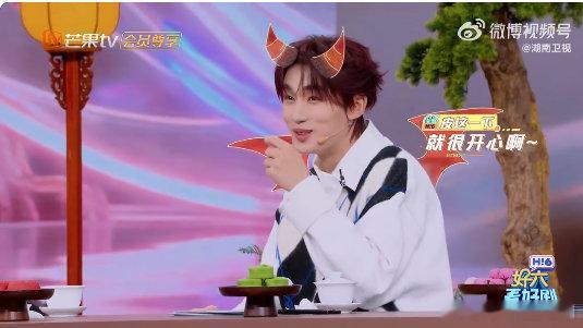 丁程鑫打不过就捣蛋你好星期六背词环节唱《巴啦啦小魔仙》干扰对手，偷偷偷看手卡的小