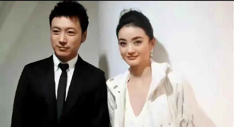 在娱乐圈的喧嚣浪潮中，朱杰宛如一股清流。出道20年，同班胡歌等早早站在镁光灯下，