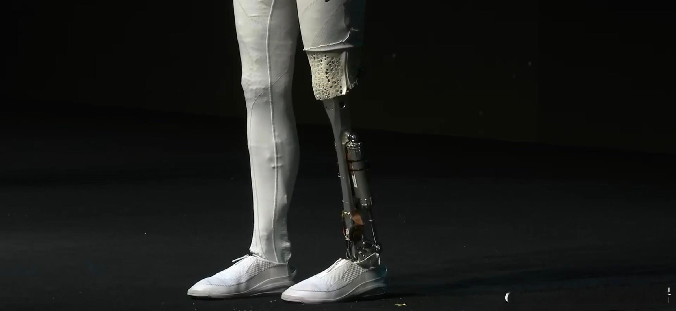 这是历史上机器人第一次要向人类证明自己真的不是人？[awsl]太魔幻了这个世界何