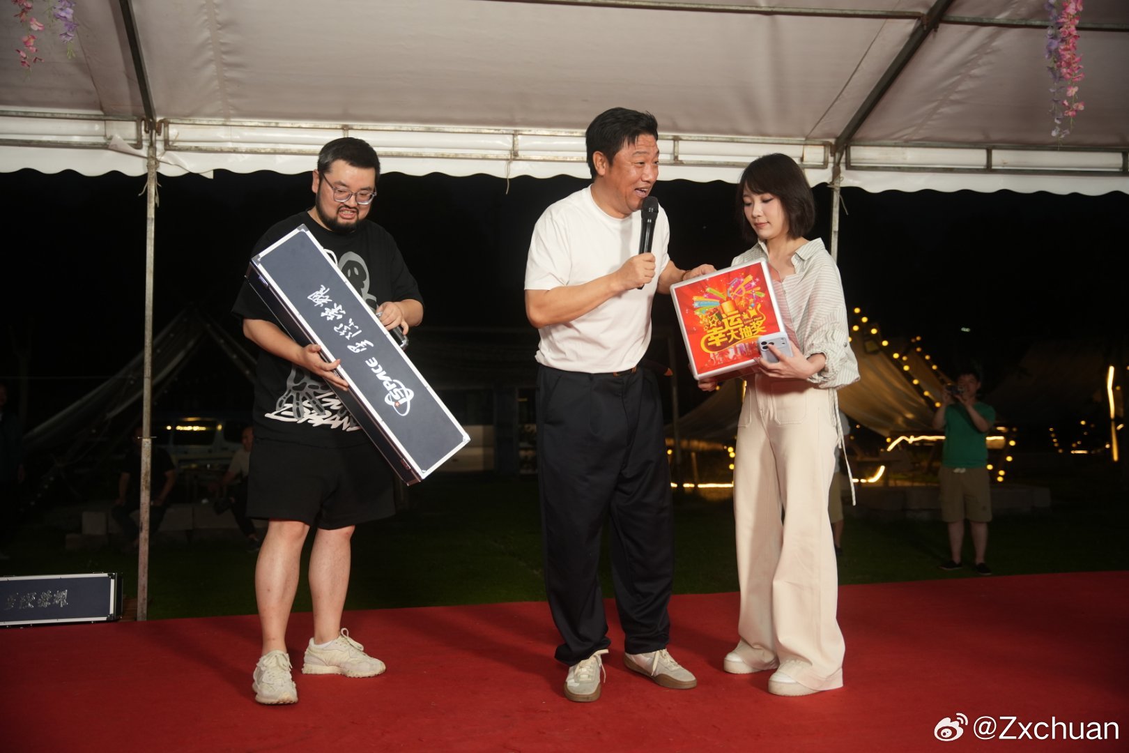 俞灏明成都掌勺白斩鸡早就听闻贾冰烹饪美食极具水准，剧组东北大锅饭让人羡慕不已，机