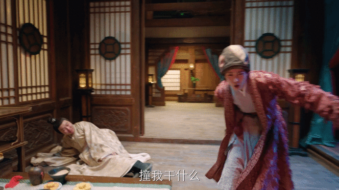 #谁家大小姐一出场就跑酷啊# 上官雅在跑酷中展现了她的活力与激情，这样的她真是让