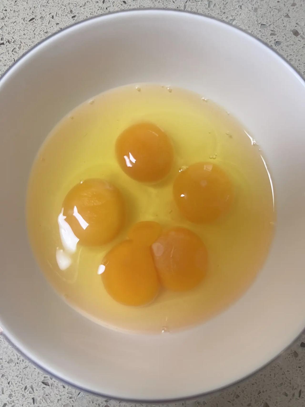 这鸡蛋是懂浪漫的，直接给我来个双份快乐 一颗双黄蛋，一份小确幸。日子平淡，好在我