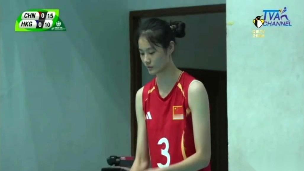 U18女排亚锦赛，中国队打中国香港队。
开局那叫一个憋屈，比分被死死咬住，10比