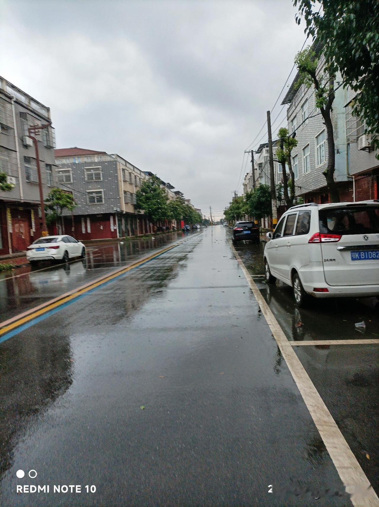 7点半钟了，天气阴森森的，这是要下大雨、暴雨的征兆。近半个月来，几乎天天下雨，而