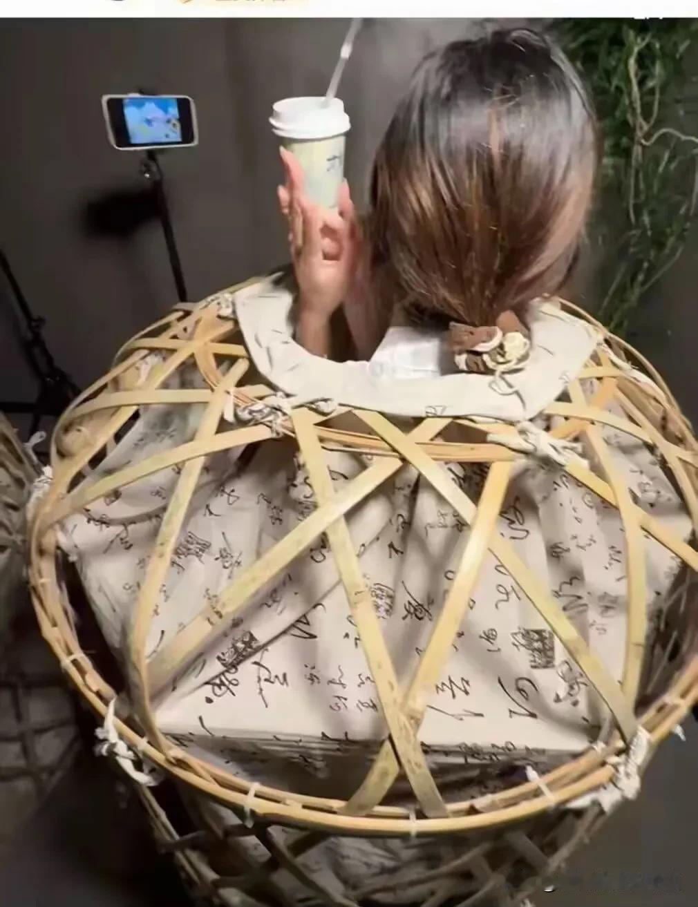 这是要浸猪笼吗？[黑线][黑线][黑线]