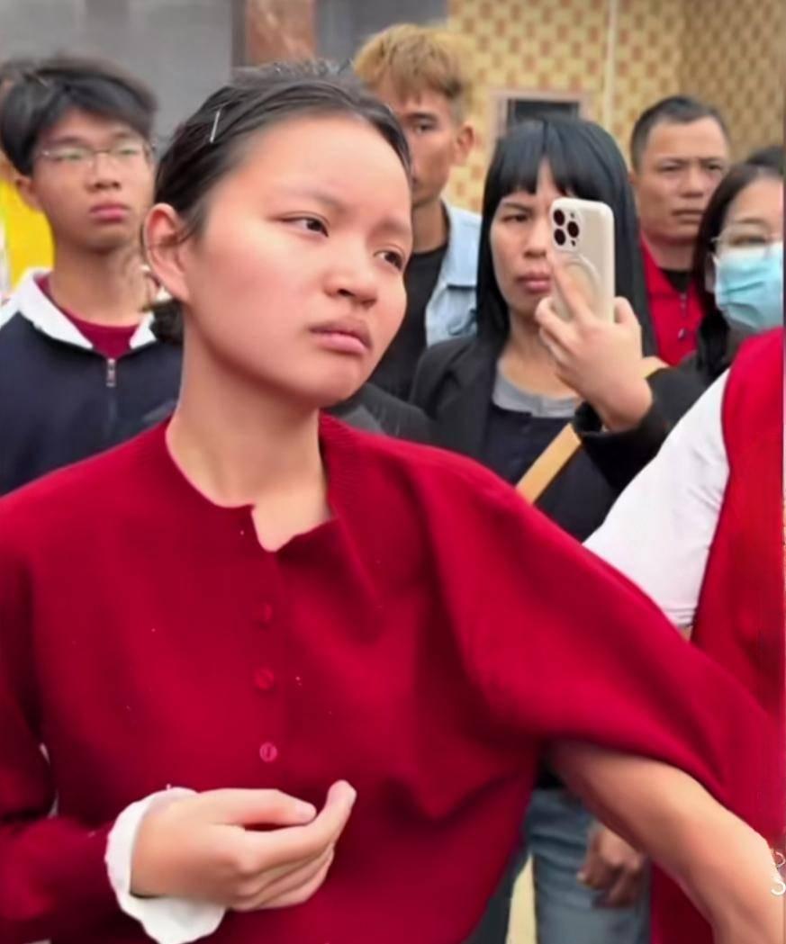 以“拾石村妈祖巡游事件最新舆情走向怎样？”为题向DeepSeek提问，得到如下结