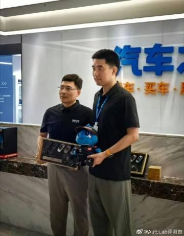 汽车之家创始人李想今天又回汽车之家了
现在汽车之家的新东家海尔的老大周云杰还专门
