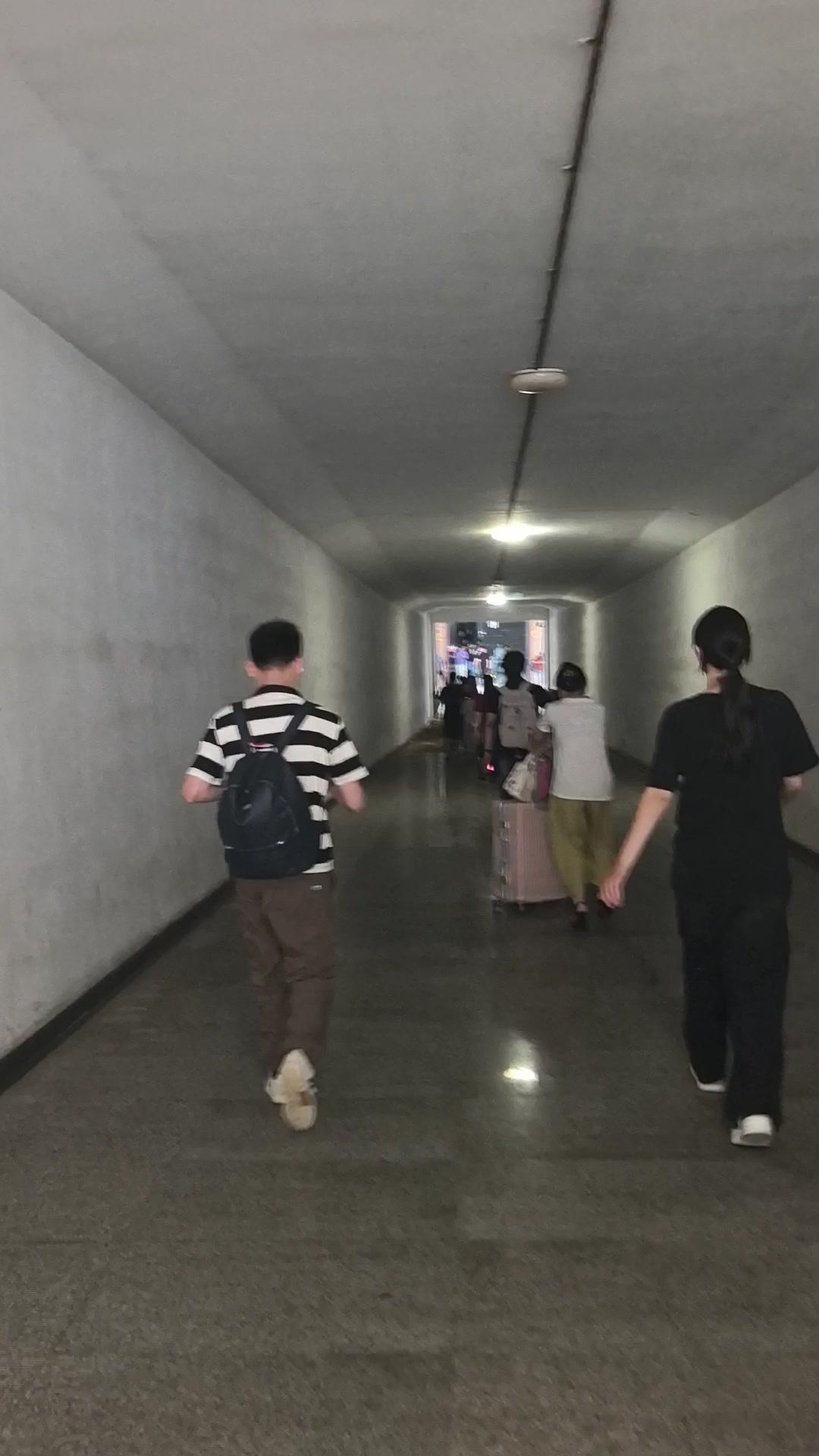 🌿邳州东地下通道铺上草垫子了，防滑防水还能防摔倒，这季节走下去都觉得踏实～车到