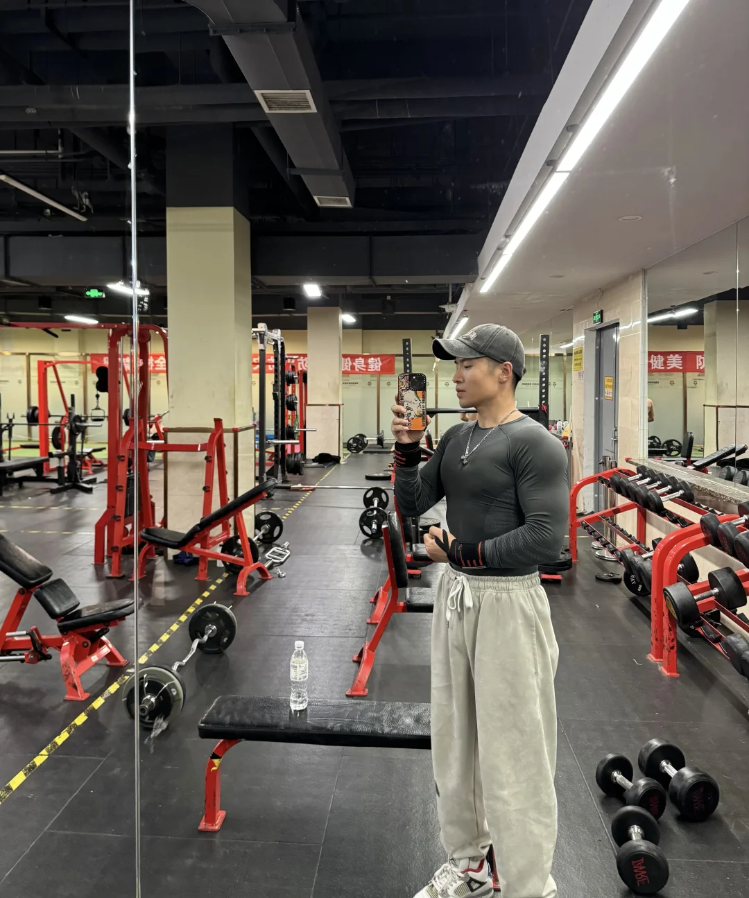 哑铃在胸前 力量在心中