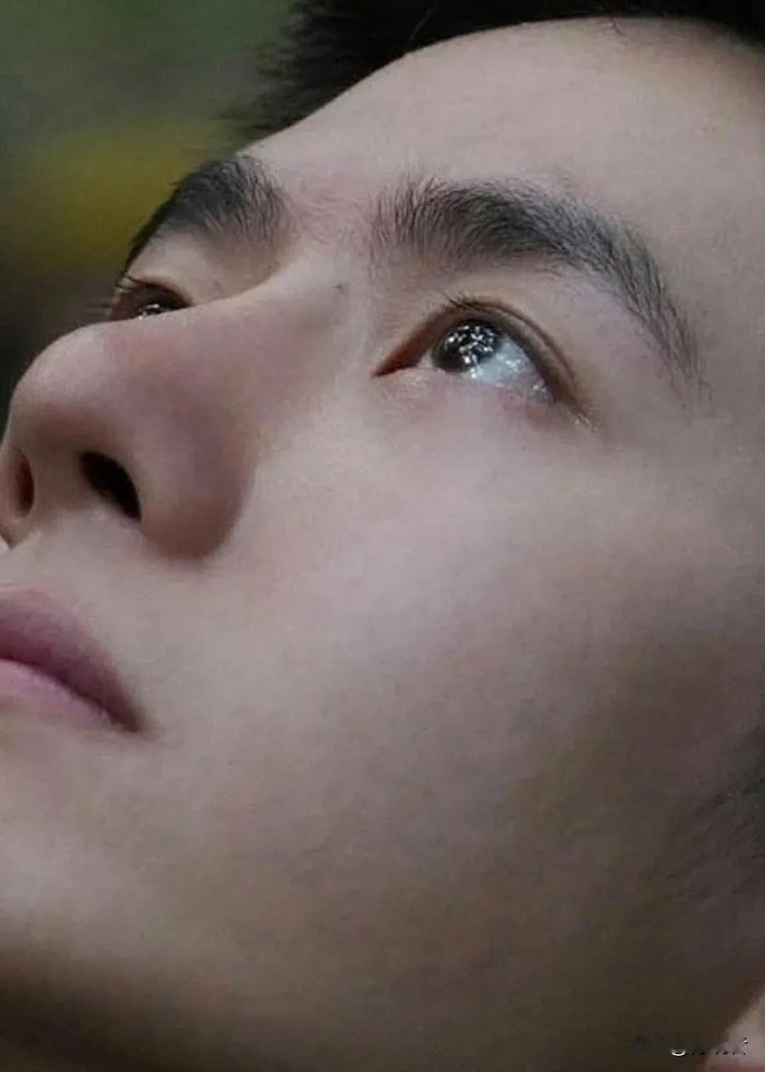 #王一博素颜硬帅#王一博真是素颜的神！脸上清晰可见的小胡茬、细毛孔、黑痣、还有在