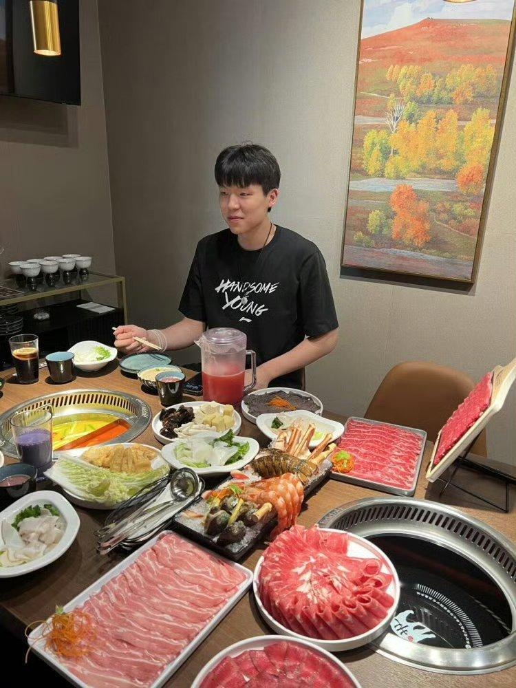 美国物价太贵，杨瀚森自己也提到过，只能选择去快乐小羊吃火锅省钱，为此翻译chri
