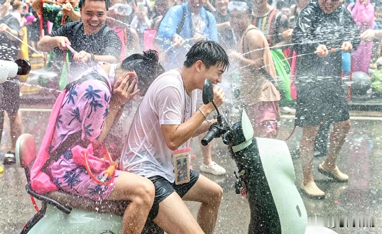 对泼水节的争议，不是反对传统，是反对陋习和不尊重
 
最近云南泼水节相关新闻不少