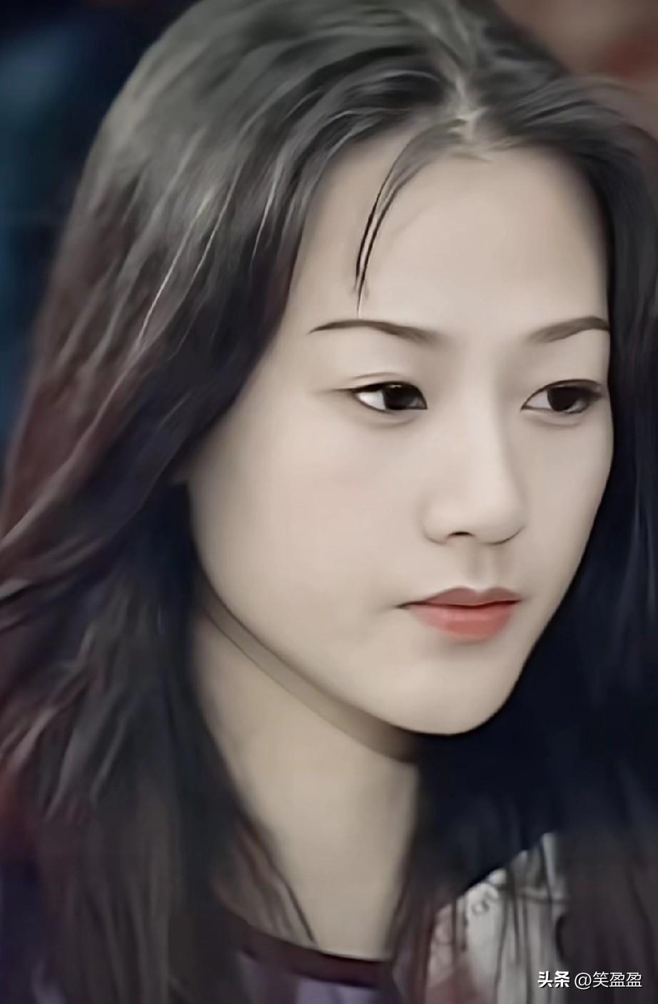 她是TVB的御用情妇，有颜值有演技却无运气，多年来屈居配角，如今是54岁，仍然未