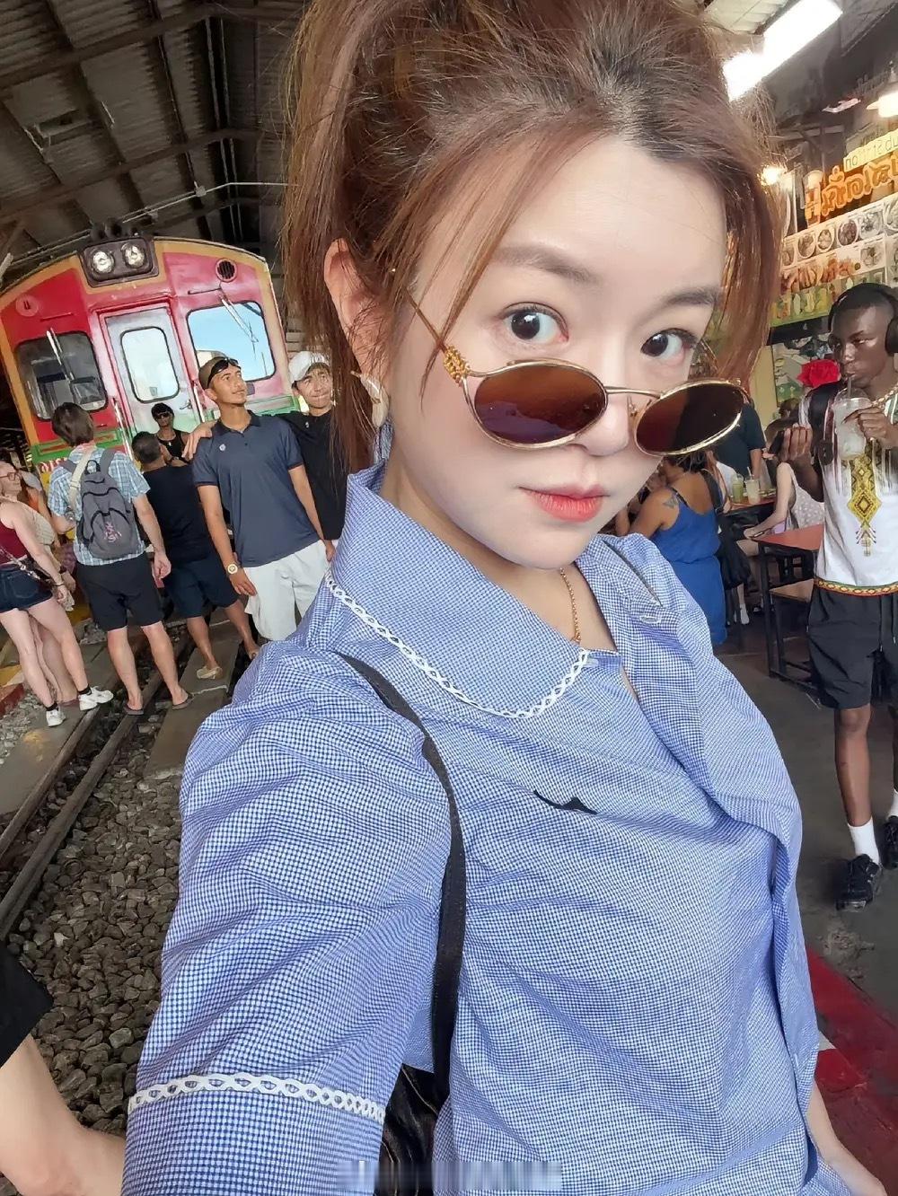 陈妍希带儿子泰国过暑假小星星和陈妍希越来越像了母子二人畅享夏日假期，小星星褪去稚