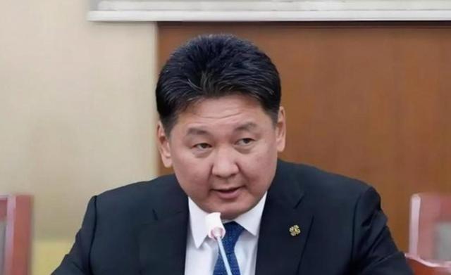 蒙古总统突然向中国做出“承诺”！ 6月13日，乌兰巴托国家宫，蒙古国总统呼日勒苏