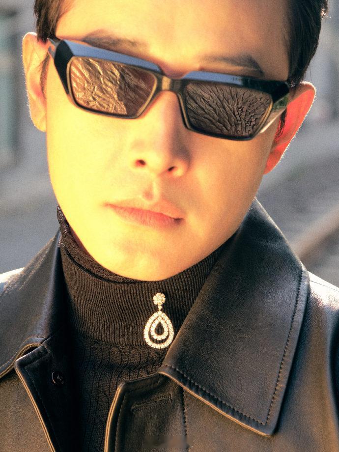 罗晋领一份钱打两份工 罗晋领一份钱打两份工！片场拍戏还主动给道具做旧，专业又贴心