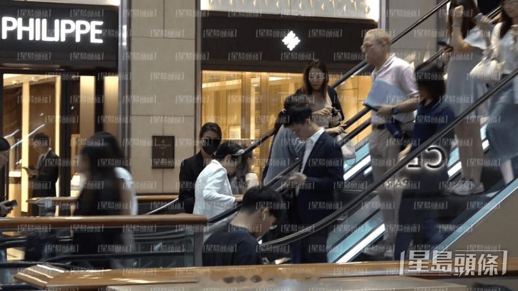 独家｜狄波拉双眼红肿首度回应谢贤离世，谢婷婷神色悲伤现身《星岛头条》今日中午收到