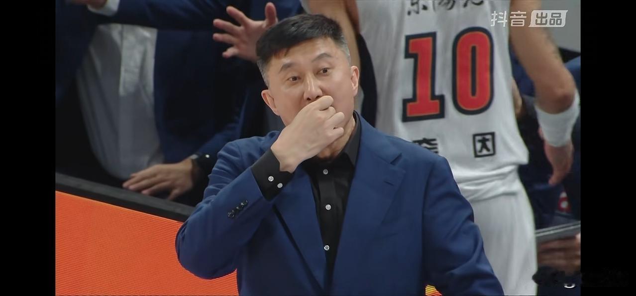 北京北汽打出一波流18:0，广东从领先10分到落后8分，一度进攻端陷入绝境。
首