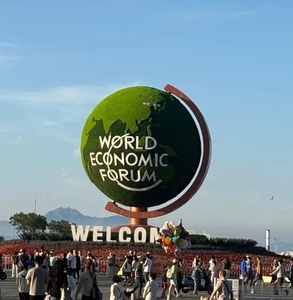 今天8月17日周一，APEC第3次高官会在大连召开的日子。

今天天气阴转多云，