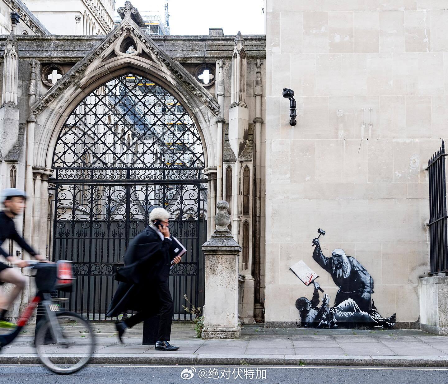2025年，Banksy 在英国伦敦皇家司法院 Royal Courts of 