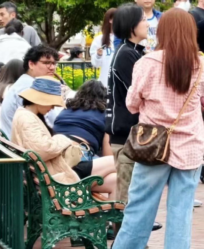 刘亦菲LA迪士尼被偶遇刘亦菲去迪士尼玩了刘亦菲去迪士尼玩了 