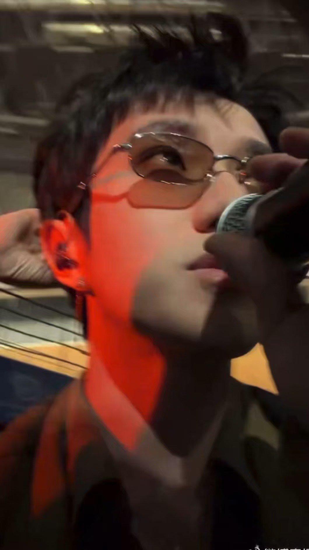  王一珩后台直播看紧张了王一珩直播 手心紧紧攥住，沉浸式看完王一珩后台直播，新歌