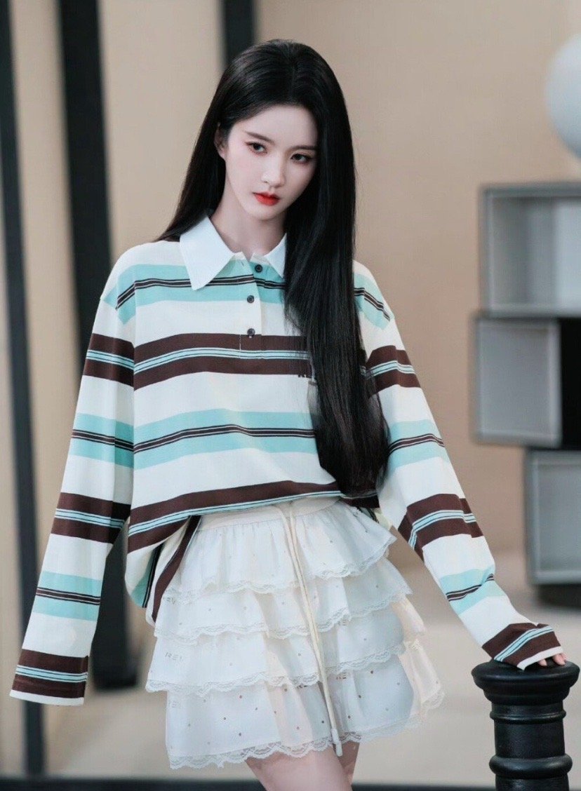 条纹Polo+蛋糕裙，今天是甜酷双拼的刘些宁～把松弛感穿在身上，快乐就会自动找上