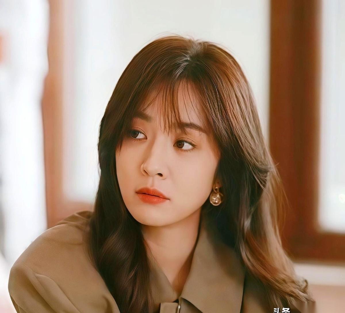 就这么一直牵着，从火锅店门口，一直牵到车门前才松开。
我看到这画面第一反应是，这