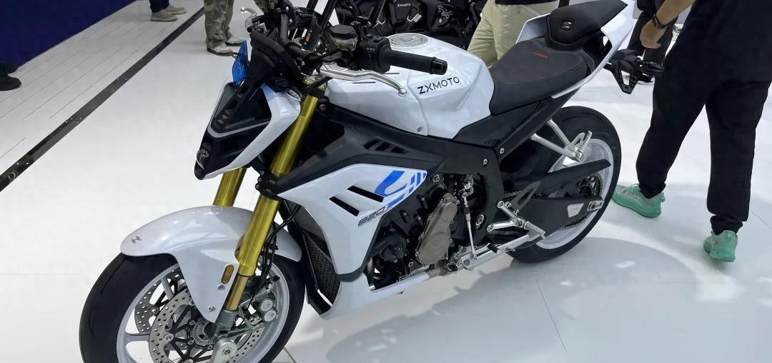 张雪又来了。不是歌手，是那个造摩托车的。

4月初，工信部新车目录一更新，张雪这