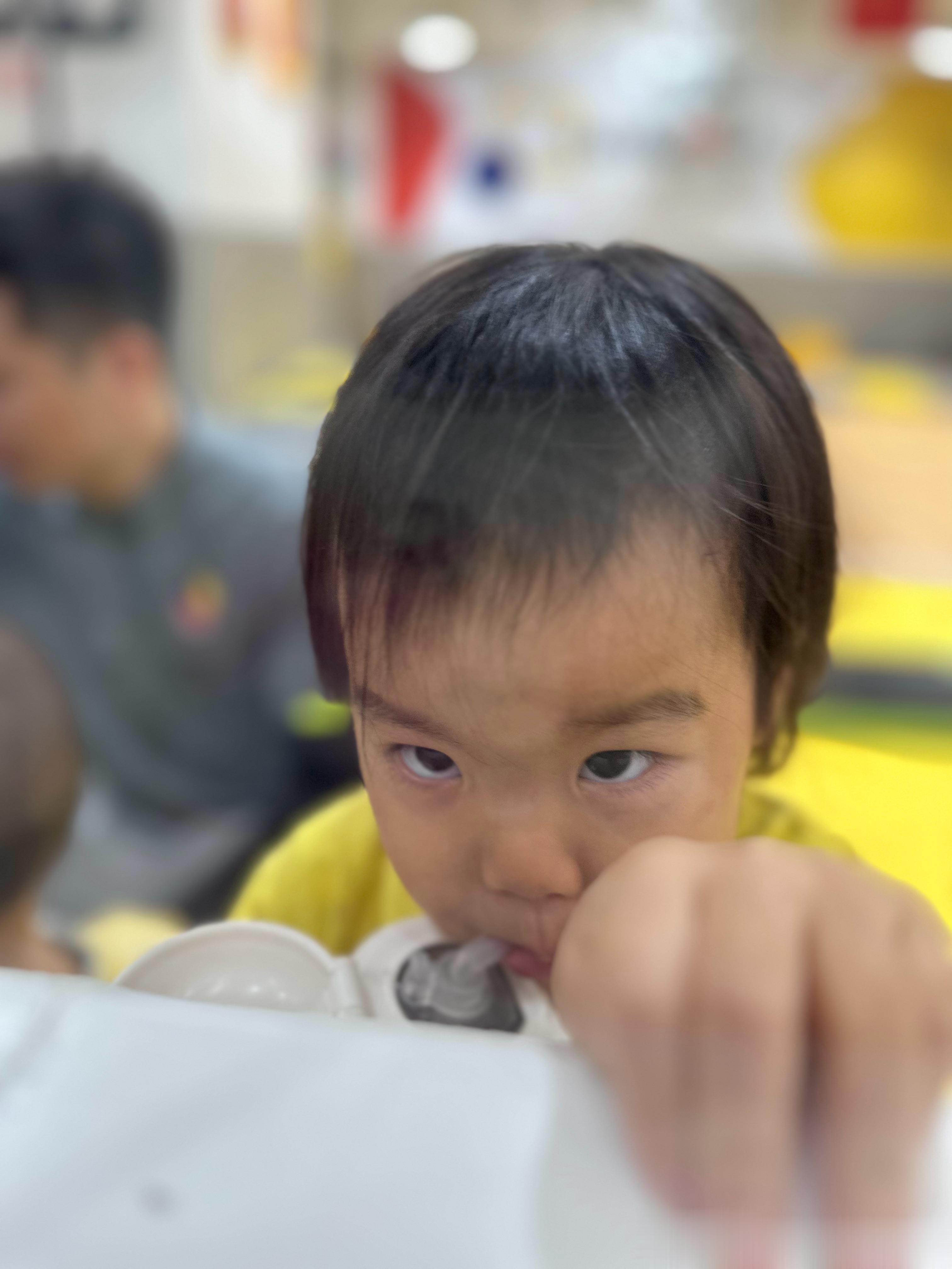 昨天啸哥出差回来，我们去接他。小咪已经十多天没见过爸爸了，等爸爸的时候我问她：你