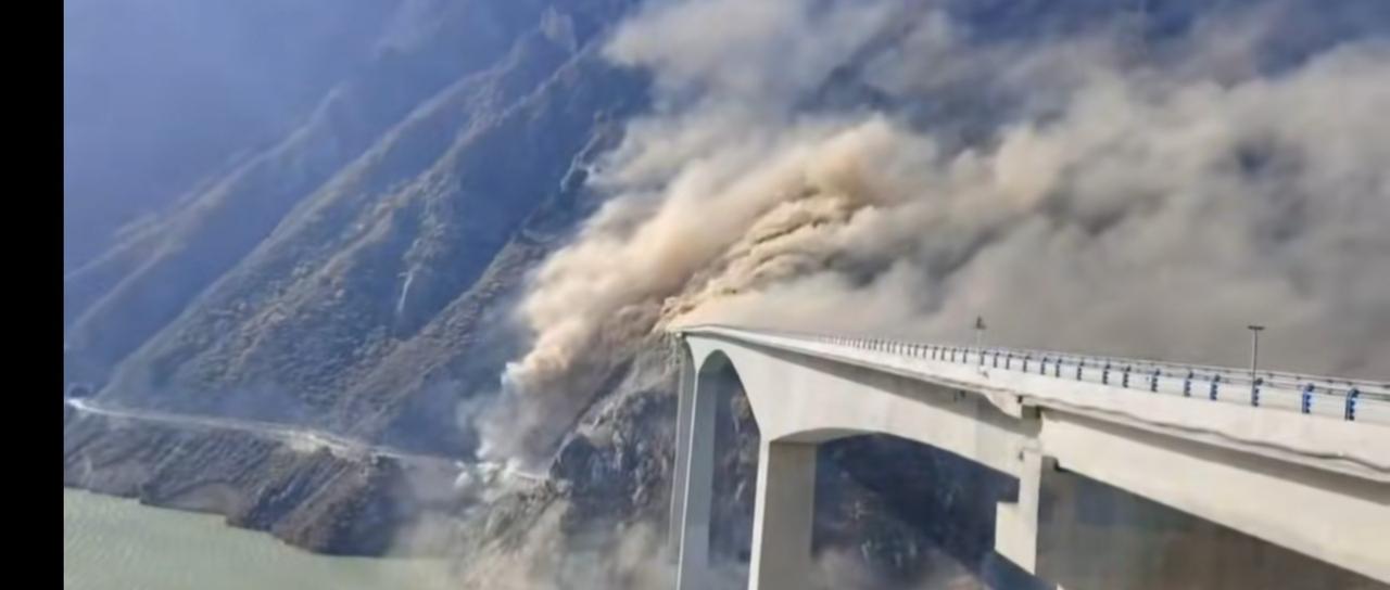 四川新桥倒塌引争议，

三天定责疑点多，

后续隐患待排查。

昨天傍晚六点多，